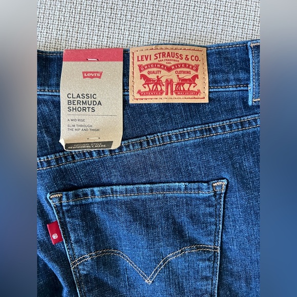 Levi Shorts - Picture 3 of 4